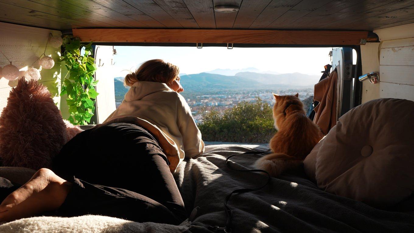 Therese Eriksson bor med sin katt i en campervan som hon och hennes före detta man byggde för ett par år sedan. Foto: Therese Eriksson