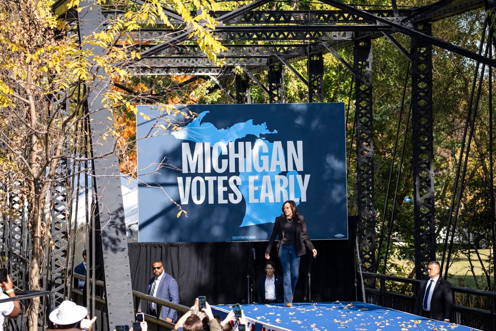 Demokraternas presidentkandidat Kamala Harris går upp för att tala i Grand Rapids, Michigan, den 18 oktober. Foto: Madalina Vasiliu