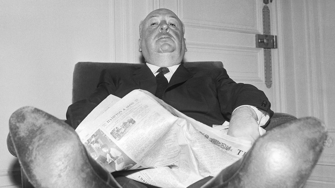 Alfred Hitchcock (1899–1980) under en presskonferens för ”Psycho” i Paris den 18 oktober 1960. I de allra flesta av Hitchcocks filmer (39 av 52) kan du se regissören själv skymta förbi i en så kallad cameo-roll, en slags statistroll där en person bara syns som hastigast. Blinkar du så missar du det, helt enkelt. Hitchcocks cameo-rollinhopp i sina filmer var en gimmick som med tiden blev så etablerad att den gjorde honom ännu mer känd. Under senare år valde Hitchcock att göra sin cameo i början av filmerna, under de första fem minuterna. Detta eftersom han menade att publiken annars satt och höll utkik efter hans inhopp, något som hindrade dem från att ta del av filmens handling. En av de mest kreativa cameo-rollerna var den i ”Livbåt” från 1944. Eftersom handlingen utspelar sig ute till sjöss var det svårt att göra ett diskret inhopp. Hitchcock dyker därför upp i en tidningsannons i filmen för en viktminskningsprodukt, Reduco Obesity Slayer, med ”före” och ”efter”-bilder. I ”Fönstret åt gården” (1954) syns Hitchcock när han drar upp en klocka i låtskrivarens våning (26 minuter in i filmen). I ”Slå nollan 
till polisen” (1954) syns han 13 minuter in i filmen på ett fotografi från en skolåterträff. I ”Ta fast tjuven” från 1955 sitter han tio minuter in 
i filmen bredvid Cary Grant på en buss. I 1960 års ”Psycho” står han iförd en cowboyhatt utanför Marions kontor (sex minuter in i filmen), och i ”Fåglarna” går han två minuter in i filmen ut från djuraffären Davidson´s Pet Shop med sina två hundar av rasen sealyhamterrier, Stanley och Geoffrey. Hitchcock hade tidigare ägt en hane, Mr Jenkins, av samma ras. Foto: STF/AFP via Getty Images