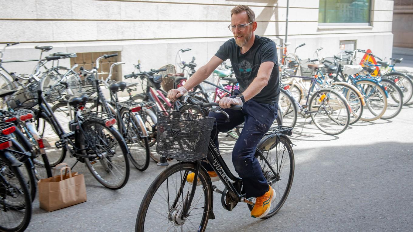 Jakob Forssmed cyklar gärna, Ridley Helium på sommaren, Ridley X-trail höst och vår samt Genesis Day One på vintern. Här sitter han på en av Socialdepartementets cyklar. Foto: Samuel Steén/TT