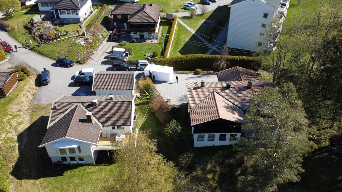 En flygbild tagen den 5 maj 2020 visar ett tält som norsk polis har satt upp över en bassäng på Tom Hagens egendom i Lorenskog i Norge. Foto: Tore Meek/NTB Scanpix/AFP via Getty Images