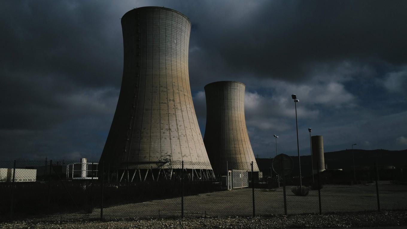 På bilden som är tagen den 26 januari 2023 ser man två kyltorn vid kärnkraftverket Tricastin i Saint-Paul-Trois-Chateau i södra Frankrike. Foto: Olivier Chassignole/AFP via Getty Images