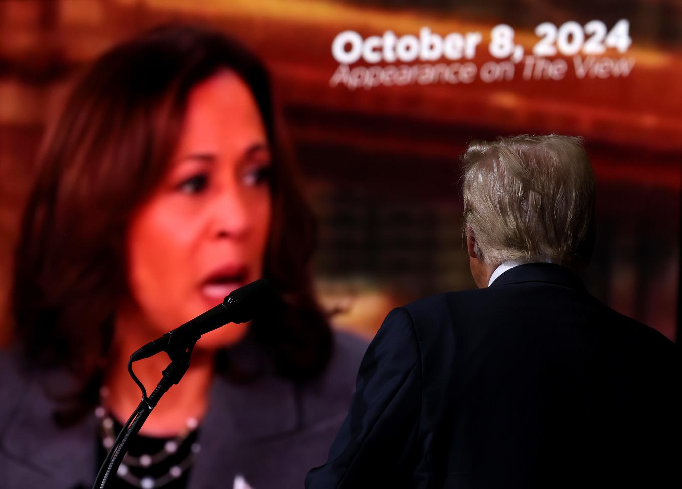 Republikanernas presidentkandidat Donald Trump tittar på Demokraternas presidentkandidat Kamala Harris under Trumps kampanjmöte i Reno, Nevada den 11 oktober. Foto: Justin Sullivan/Getty Images