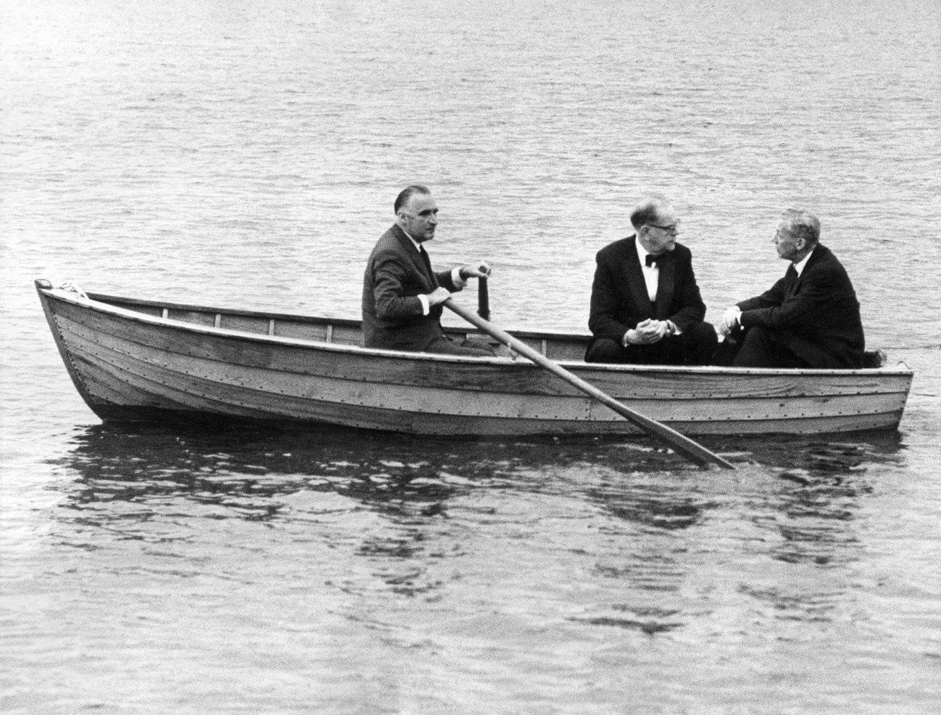 Frankrikes president Georges Pompidou ror med statsminister Tage Erlander 1964. En måhända mindre polariserad och mer hoppfull tid i Sverige. Foto: AFP via Getty Images