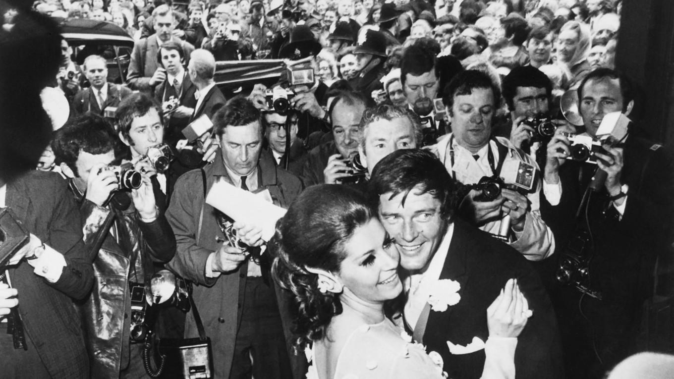 Roger Moore klickade med alla. 
Roger Moore och Luisa Mattioli tar en svängom i Caxton Hall i London den 12 april 1969, efter parets vigsel. En annan Roger Moore-beundrare, James Lizard, 68, berättar om ett möte med Moore i samma stad på 1970-talet:
”Vi stod i kö på Leicester Square för att komma in på biografen för att se Barbra Streisand-filmen ’Funny Lady’. Precis framför oss i kön stod Roger Moore med sin familj. Biografchefen kom ut och fick syn på dem i kön. 
Han gick fram till skådespelaren och ville att Moore med familj skulle gå före i kön, men Roger Moore ville inte ha någon gräddfil utan bara stå kvar i kön och köpa sina biljetter i biljettkassan som alla andra. Det som imponerade på mig var att Moore hanterade situationen med sådan skicklighet och charm att biografchefens känslor inte sårades, och ingen längre bak i kön märkte någonting.
Från det ögonblicket modellerade jag mig själv efter Roger Moore – något som enligt min fru har varit ett enda stort, konsekvent misslyckande.”
Foto: Stringer/AFP via Getty Images