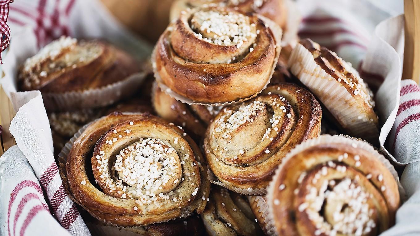 Man började använda kanel i bakning på 1600-talet. Men kanelbullar började man inte baka förrän på 1920-talet, då första världskriget var över, och tillgången på varor var bättre. Riktigt populär blev den först på 50-talet, då smöret blev billigare. I dryckesväg har kanel också använts som smaksättare ända sedan 1600-talet. Gustav Vasa smaksatte sitt vin med kanel, något som sedermera gav upphov till glöggen. Under 1800-talet kryddade man faktiskt brännvin med kanel, och det är från detta påfund som uttrycket att ”bli på kanelen” kommer – det betyder helt enkelt att man har inmundigat för stora mängder brännvin.
Foto: Tina Stafrén, Imagebank.Sweden.se