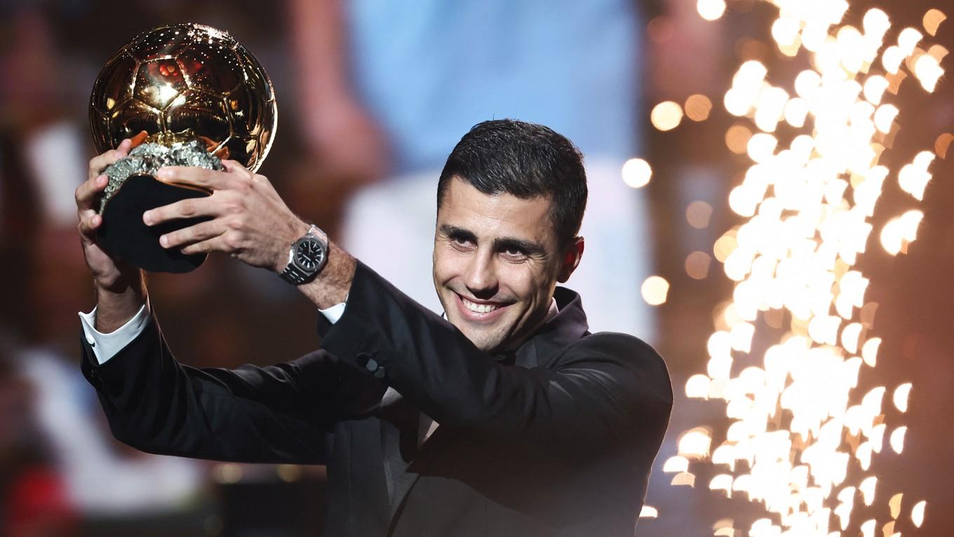 Spanjoren Rodri, tillhörande Manchester City, får utmärkelsen ”världens bästa fotbollsspelare” under Ballon d’Or-galan från Théâtre du Châtelet i Paris den 28 oktober. Foto: Franck Fife/AFP via Getty Images