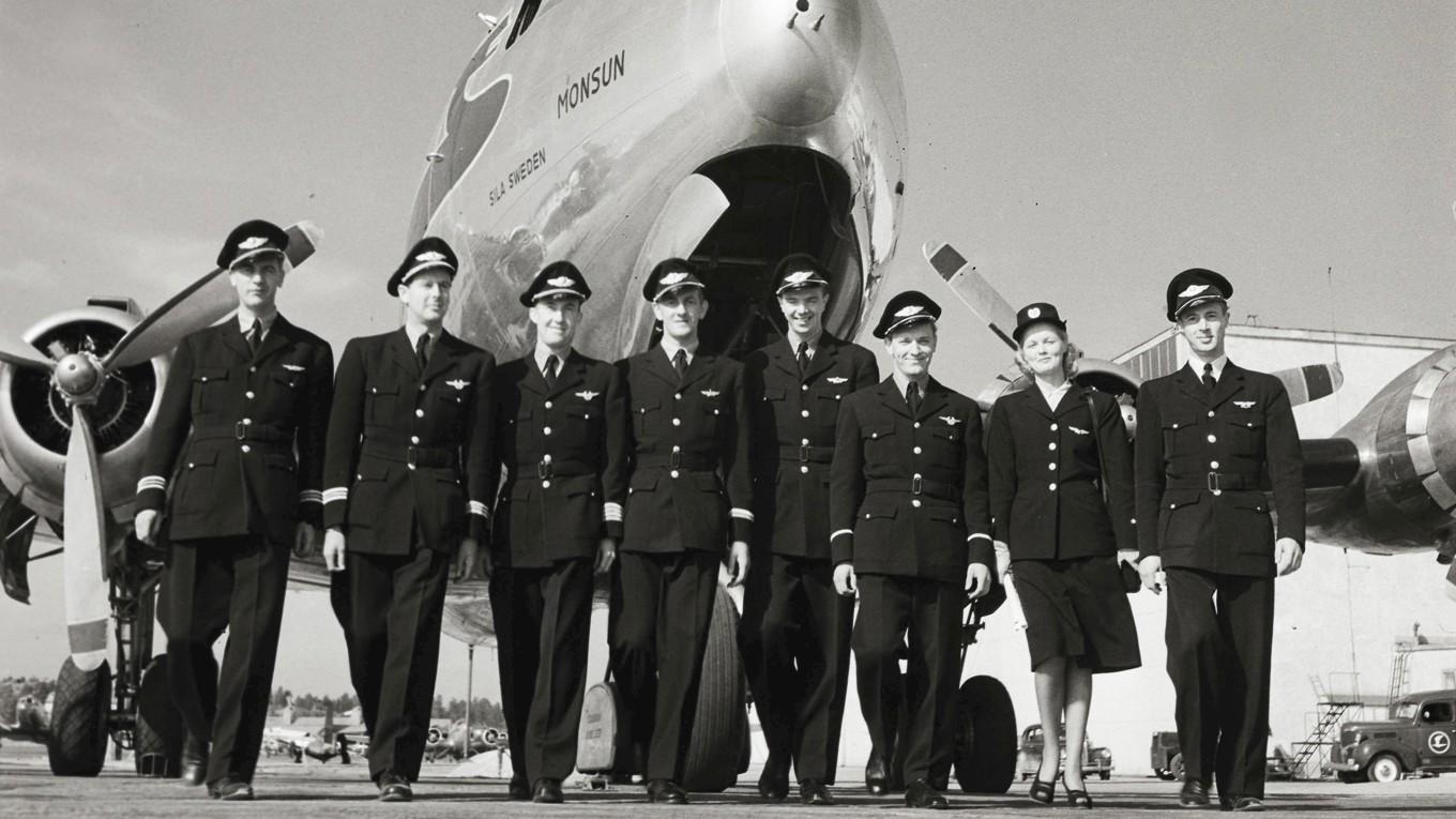 SAS var en gång i tiden känt för att gå i bräschen för nytänkande i flygbranschen. 1968 blev den norska SAS-piloten Turi Widerøe världens första kvinnliga pilot på ett större flygbolag. Hon flög för SAS i tio år och erhöll flera internationella hedersbetygelser, som till exempel Amelia Earhart Medal. Hennes SAS-uniform är utställd på National Air and Space Museum i Washington.    
Foto: Nationalmuseum