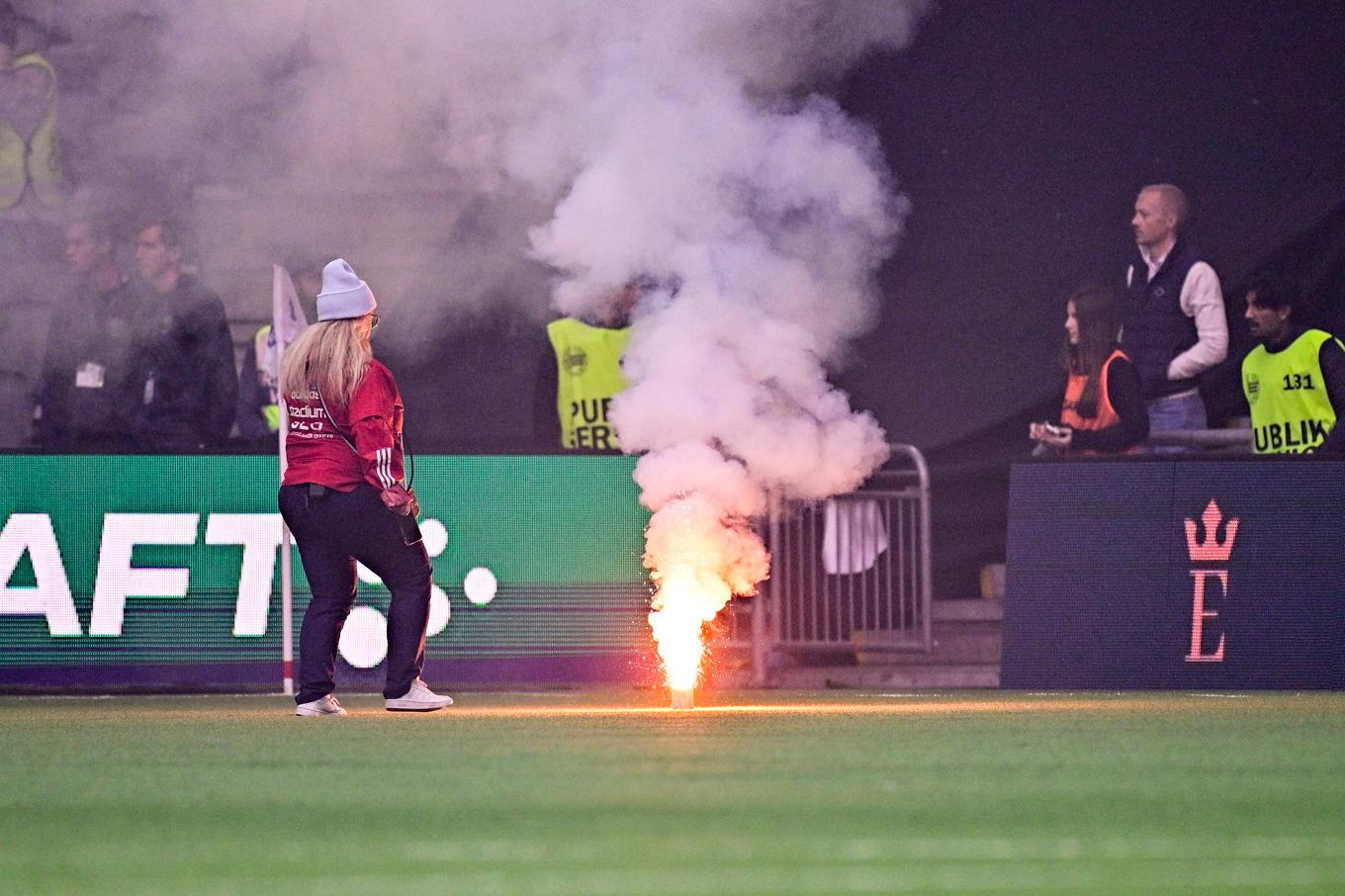 Pyroteknik avbröt derbyt på Tele2 arena – sedan beslutade polisen att publiken måste lämna arenan. Foto: Magnus Lejhall/TT