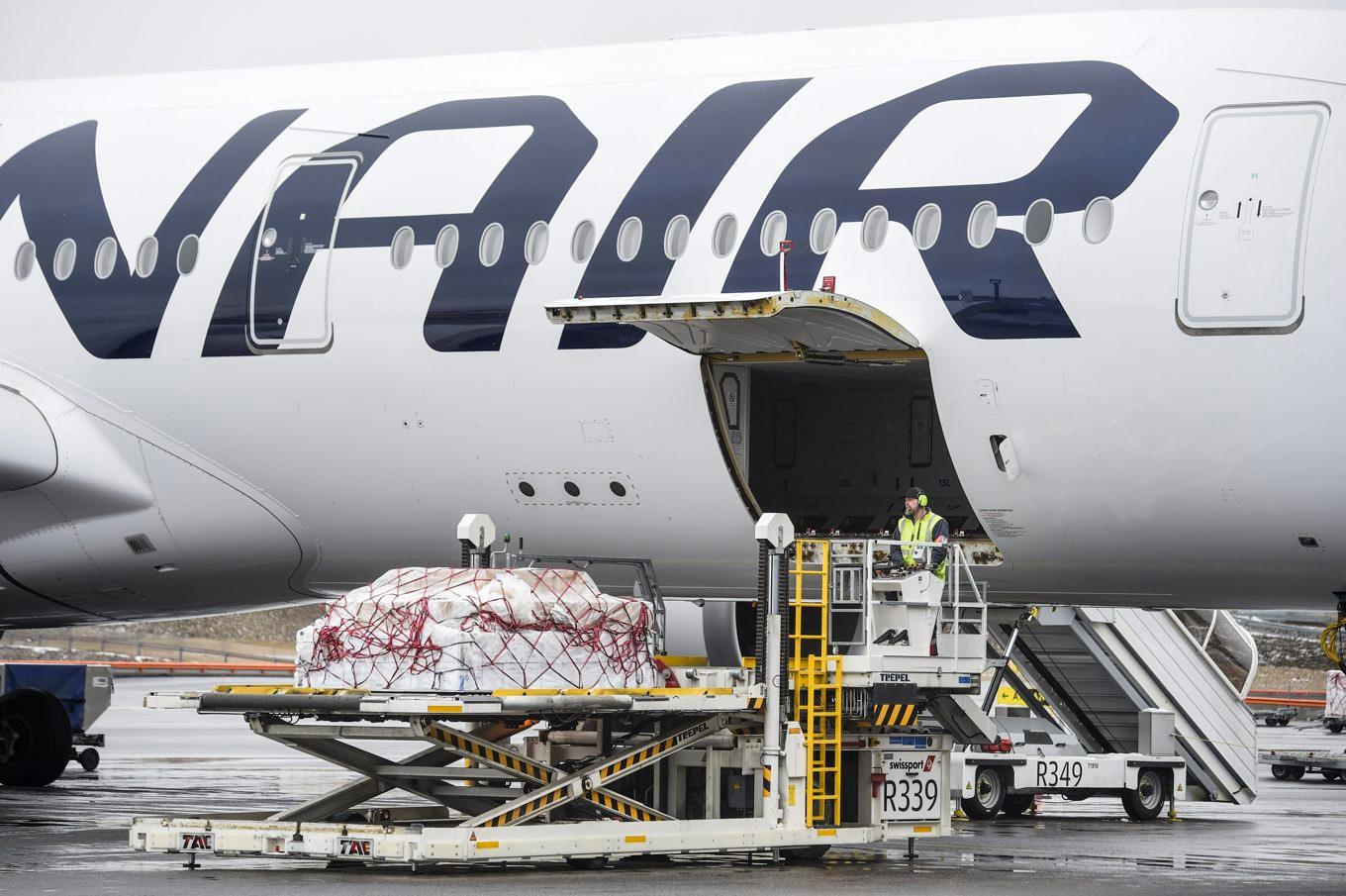 Ett Finnairplan lossas på Vanda flygplats i Helsingfors. Arkivbild. Foto: Emmi Korhonen/Lehtikuva via AP