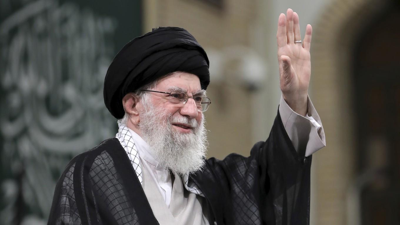 Ayatolla Ali Khamenei håller tal inför universitetsstudenter under lördagen och hotar hämnas Israel och USA. Foto: Foto: Ayatollans kansli via AP/TT