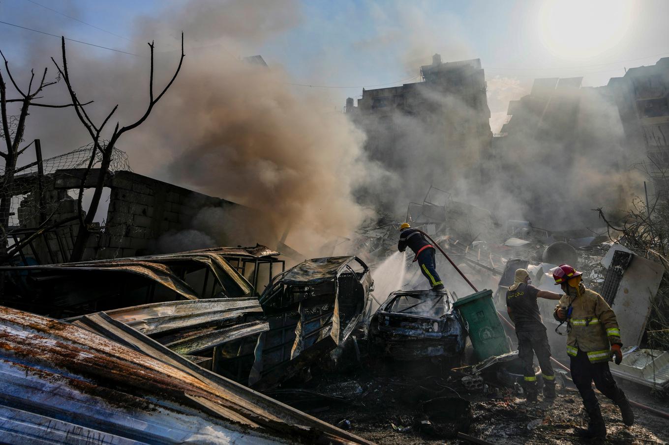 Räddningspersonal arbetar i Beirutförorten al-Dahiya, som utsattes för en israelisk attack tidigt på fredagen. Foto: Hassan Ammar/AP/TT