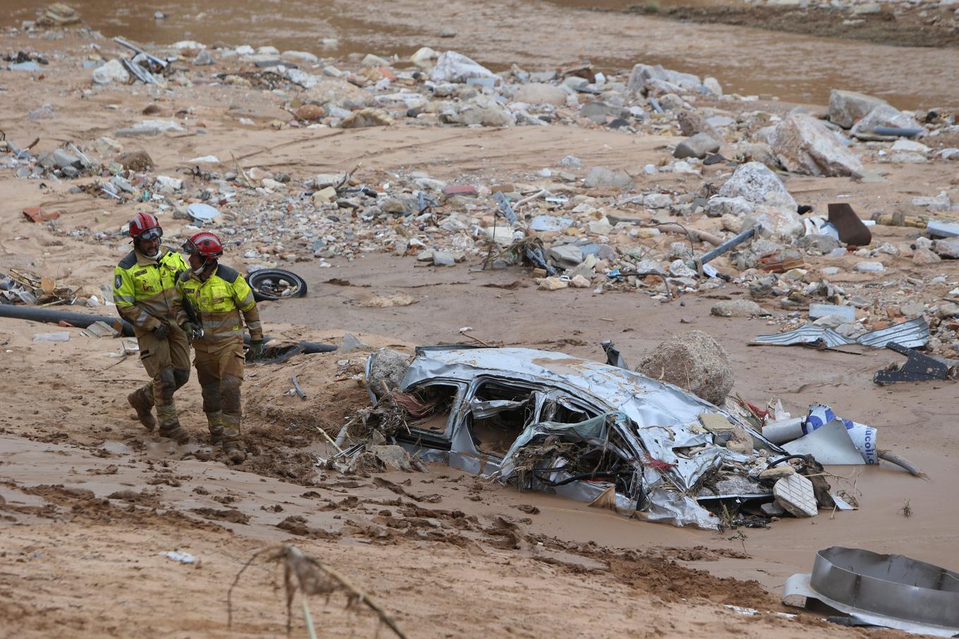 Räddningsarbetare i Paiporta nära staden Valencia under söndagen. Foto: Hugo Torres/AP/TT