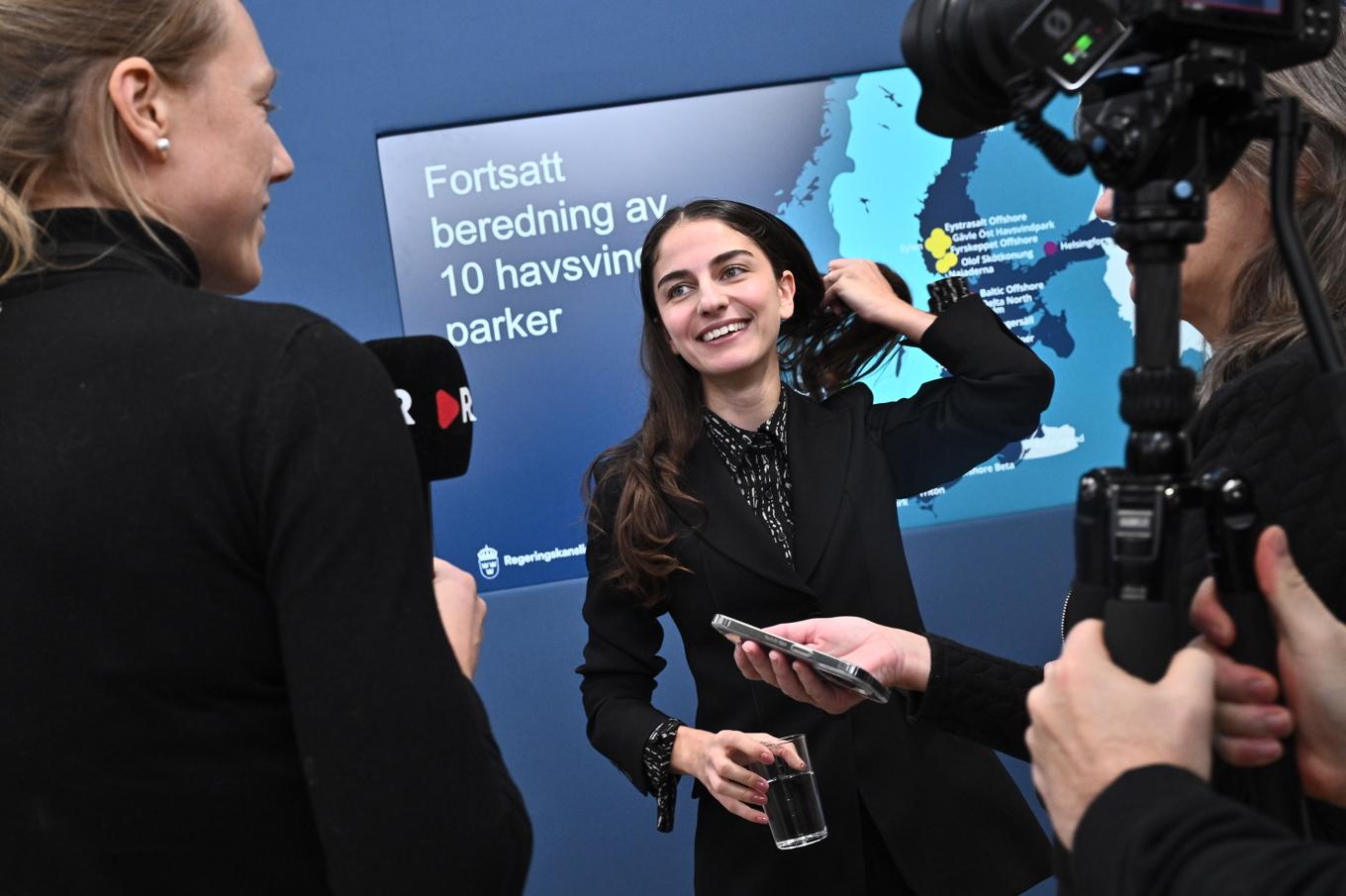 Miljöminister Romina Pourmokhtari (L) under en pressträff för att presentera nyheter på vindkraftsområdet. Foto: Claudio Bresciani/TT