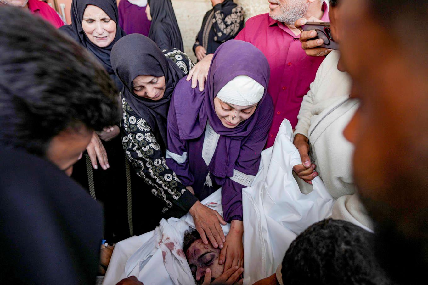 Palestinier sörjer en anhörig som dödats i israeliska anfall mot Gazaremsan, här på ett sjukhus i Dayr al-Balah i fredags förra veckan. Foto: Abdel Kareem Hana/AP/TT