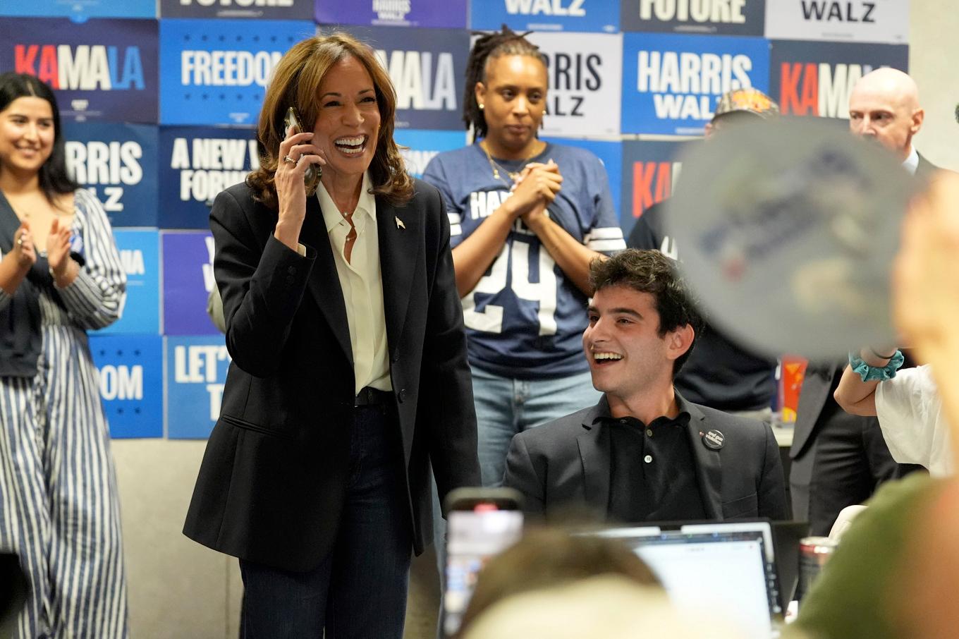 Vicepresident Kamala Harris överraskade volontärerna vid Demokraternas högkvarter i Washington under valdagen. Foto: Jacquelyn Martin/AP/TT