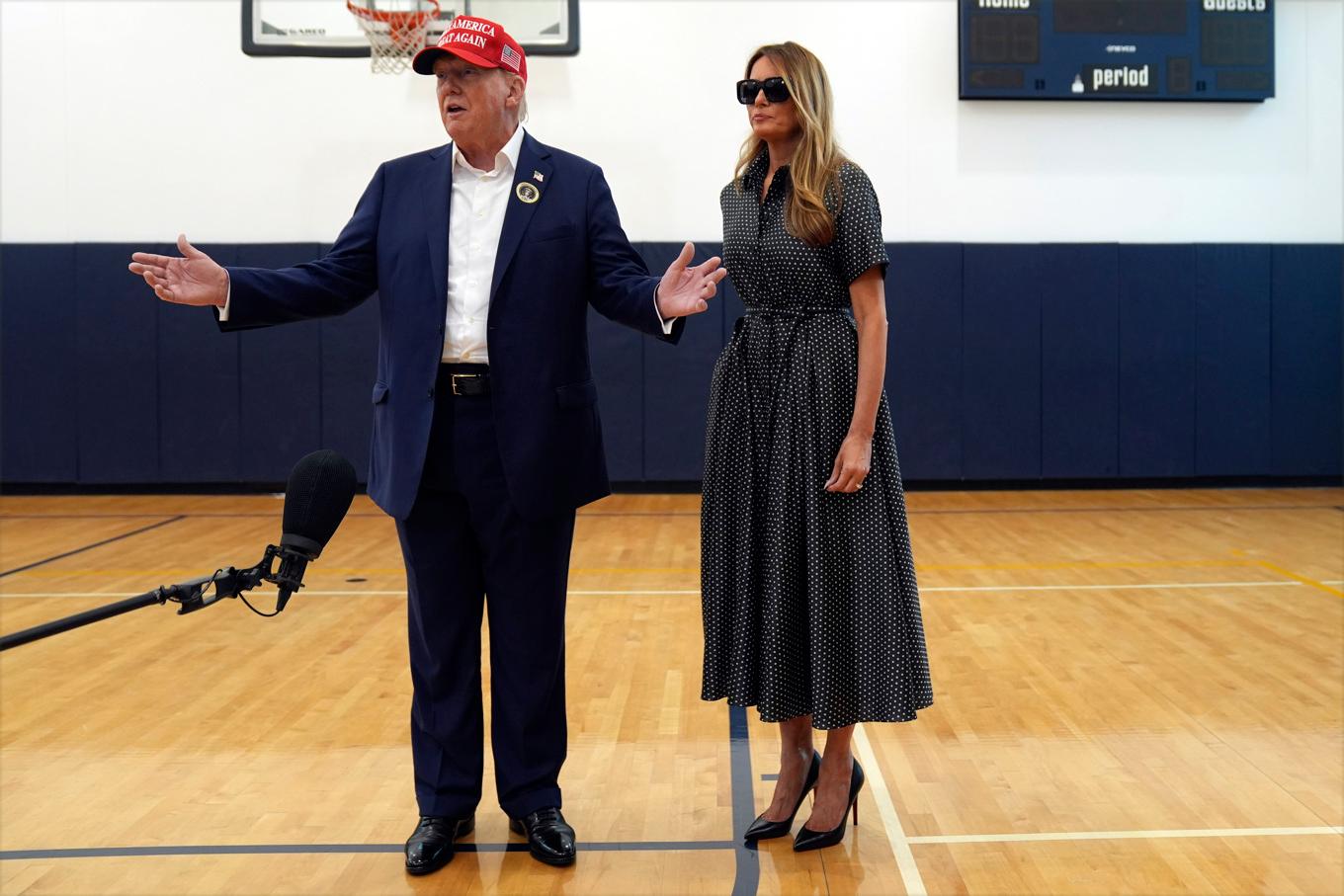 Donald Trump tillsammans med Melania Trump i vallokalen där de röstat i Palm Beach i Florida. Foto: Evan Vucci/AP/TT