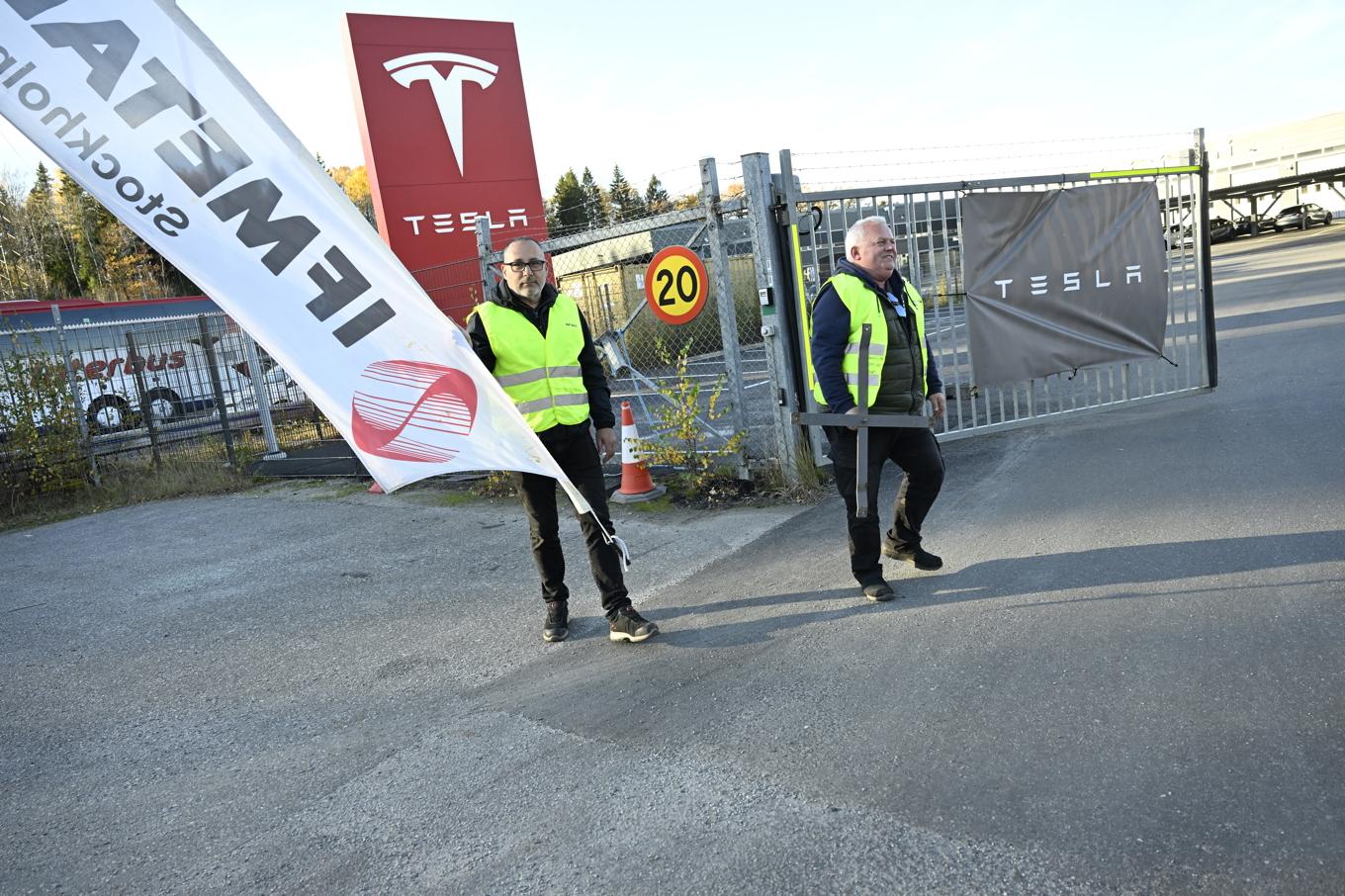 Strejkvakterna Thomas Ibrahimsson och Lennart Forsgren utanför Teslas anläggning i Huddinge. Arkivbild. Foto: Fredrik Sandberg/TT