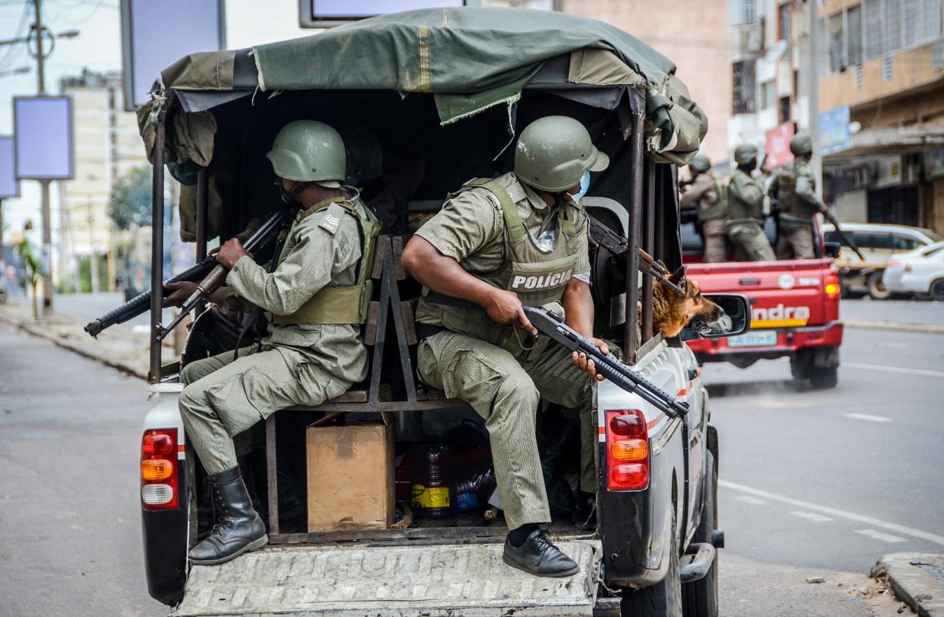 Polis och militär har satts in mot regimkritiska demonstrationer i Moçambique efter ifrågasatt val. Foto: Carlos Uqueio/AP/TT