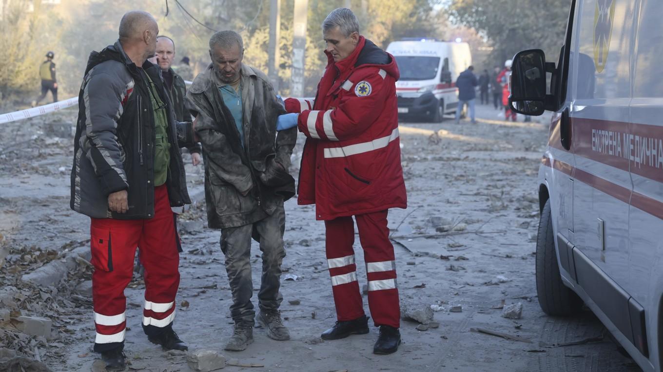 En skadad man får hjälp av ambulanspersonal efter torsdagens ryska anfall mot Zaporizjzja. Foto: Kateryna Klochko/AP/TT