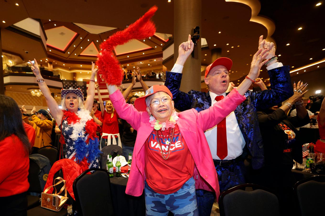 Anhängare till Donald Trump firar under rösträkningen på ett hotell i Las Vegas, Nevada. Foto: Steve Marcus/AP/TT