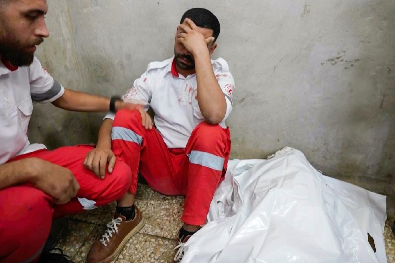 En palestinsk läkare i Dayr al-Balah i Gaza sörjer sedan han upptäckt sin egen mamma bland de döda. Bilden kommer från ett filmklipp från den 30 oktober. Foto: Abed Al Kareem Hana/AP/TT