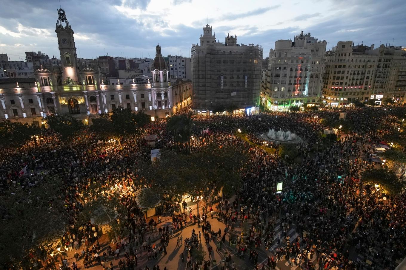 Tusentals demonstrerar i Valencia under lördagskvällen. Foto: Emilio Morenatti/AP/TT