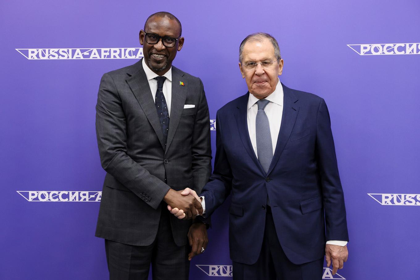 Rysslands president Vladimir Putin representerades av utrikesminister Sergej Lavrov (vänster), här med Malis utrikesminister Abdoulaye Diop på ett högnivåmöte i ryska semesterorten Sotji. Foto: Rysslands utrikesdepartement via AP/TT