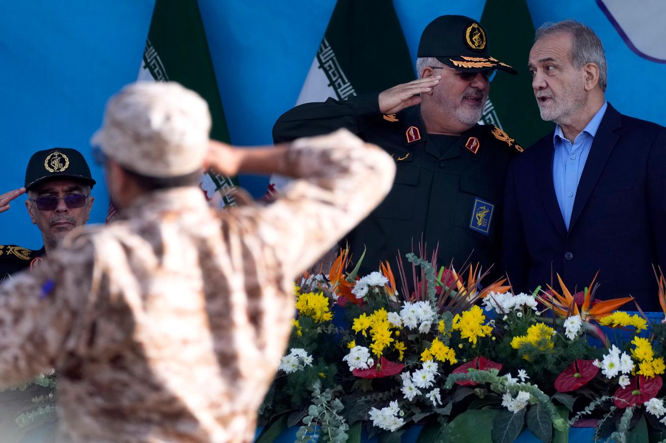 Irans president Masoud Pezeshkian, till höger i bild, lyssnar på en av revolutionsgardets generaler vid en parad i Teheran i september. Arkivbild. Foto: Vahid Salemi/AP/TT