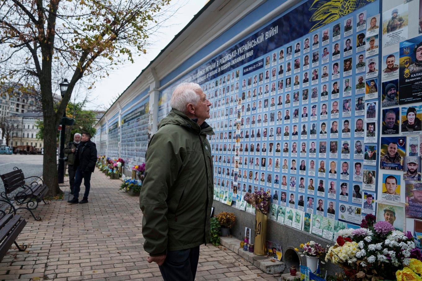 EU:s utrikeschef Josep Borrell vid minnesplats i Kiev för stupade soldater. Foto: Evgeniy Maloletka/AP/TT