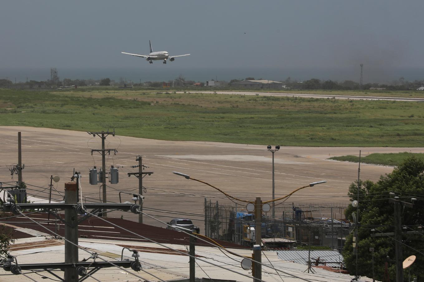 Ett flygplan landar på Toussaint Louverture International Airport i Port-au-Prince, Haiti. Arkivbild. Foto: Odleyn Joseph/AP/TT