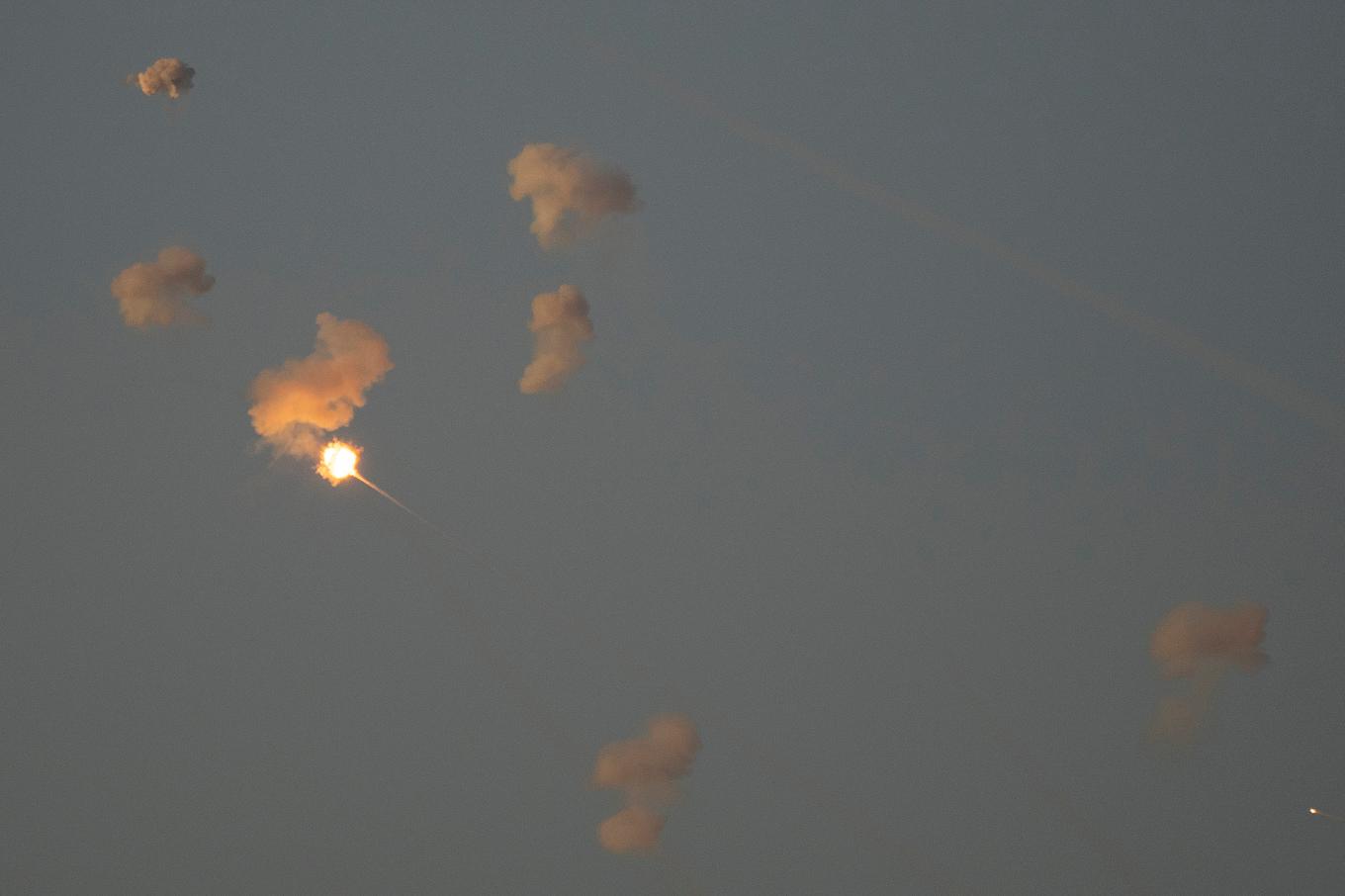 Israels luftvärn skjuter ned raketer vid ett tidigare tillfälle. Foto: Leo Correa/AP/TT