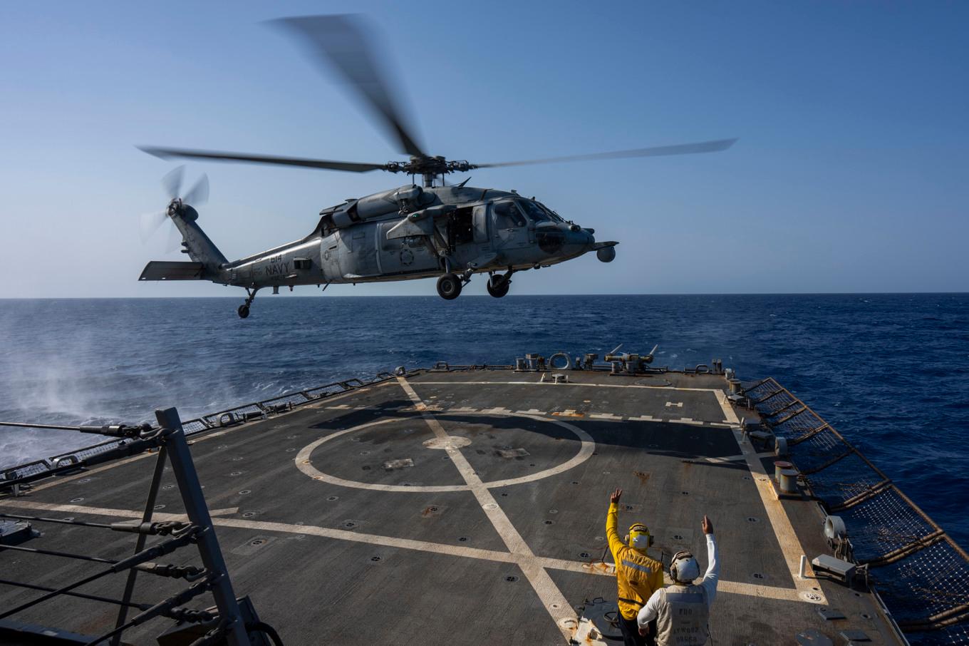 Amerikansk stridshelikopter på krigsfartyget USS Laboon i Röda havet. USA:s flottnärvaro i Röda havet ska skydda fartyg från Huthiattacker. Arkivbild. Foto: Bernat Armangue/AP/TT