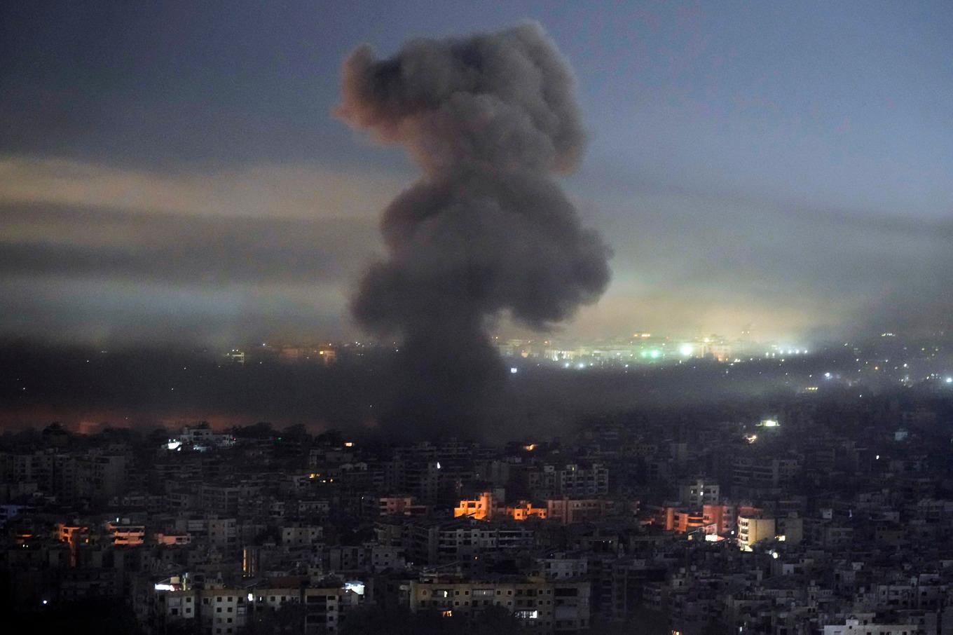 Rök stiger från södra Beirut efter en israelisk attack i förra veckan. Foto: Bilal Hussein/AP/TT