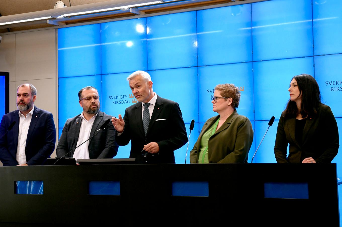 Socialdemokraterna höll pressträff om skenande kostnader för HVB-hem. Från vänster Fredrik Lundh Sammeli (S), socialpolitisk talesperson, Sedat Arif (S), kommunalråd för arbetsmarknad och socialtjänst i Malmö, Jonas Attenius (S), kommunstyrelsens ordförande i Göteborg, Karin Wanngård (S), finansborgarråd i Stockholm, samt Teresa Carvalho (S), rättspolitisk talesperson. Foto: Jakob Åkersten Brodén/TT