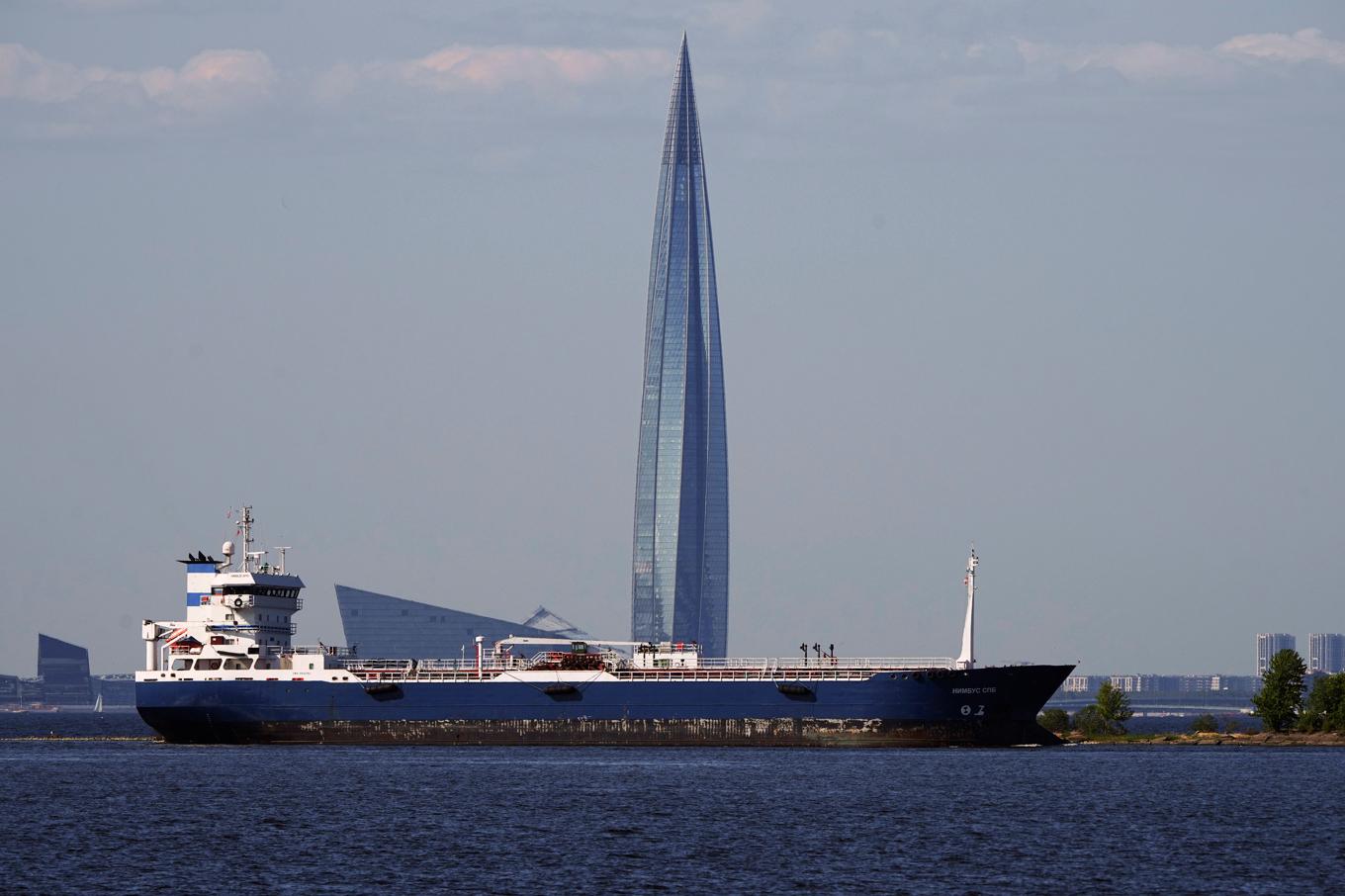 Tankfartyg syns framför skyskrapan där ryska Gazprom har sitt högkvarter i S:t Petersburg. Arkivbild. Foto: Dmitri Lovetsky/AP/TT