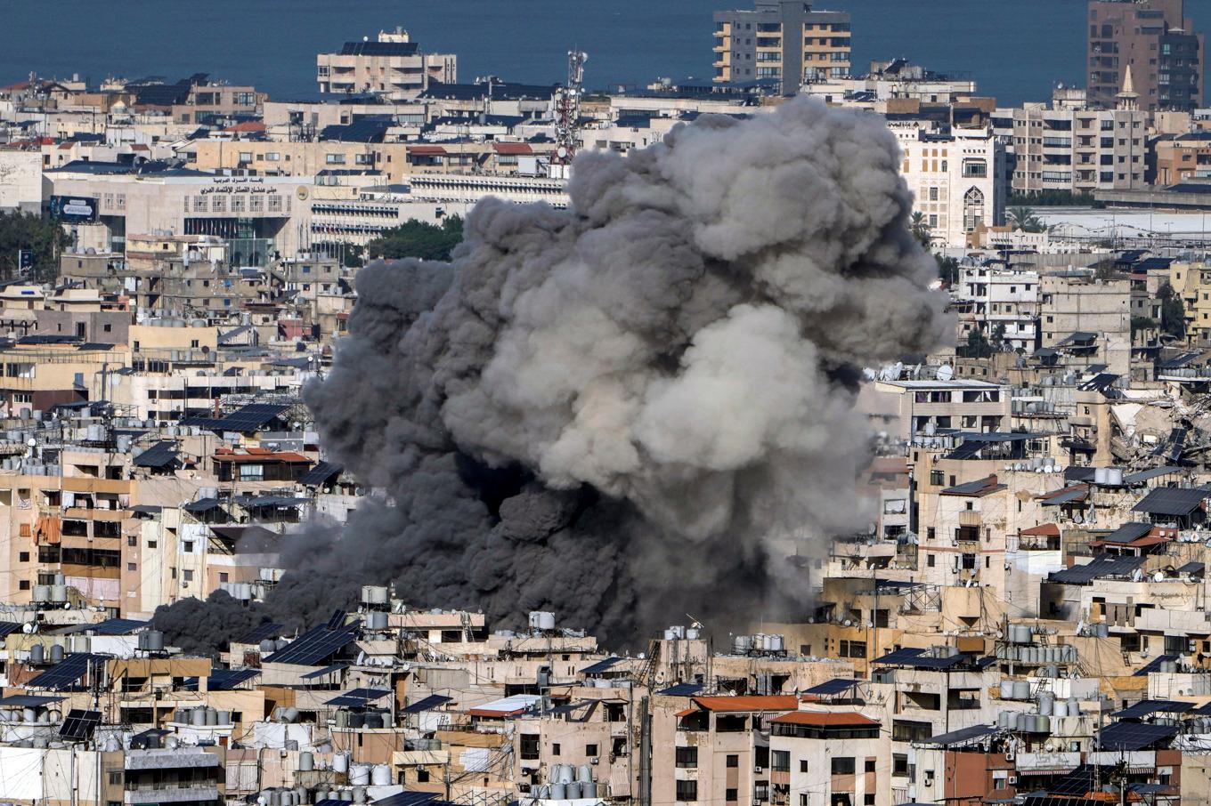 Rök stiger över en förort söder om Beirut efter en attack på lördagsmorgonen. Foto: Bilal Hussein/AP/TT