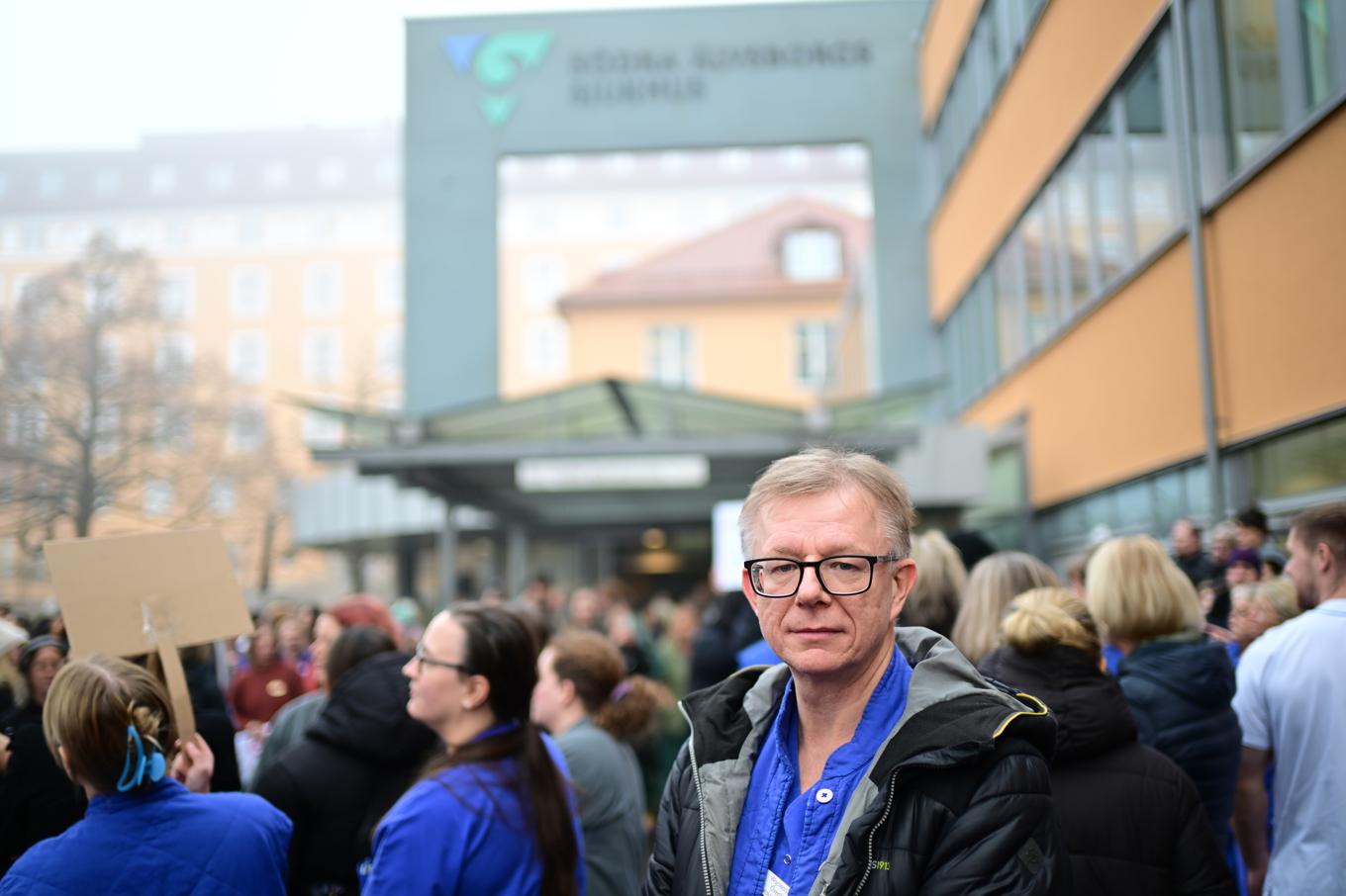 Wojciech Skup, överläkare på Säs, under en demonstration mot journalsystemet Millennium. Foto: Björn Larsson Rosvall/TT