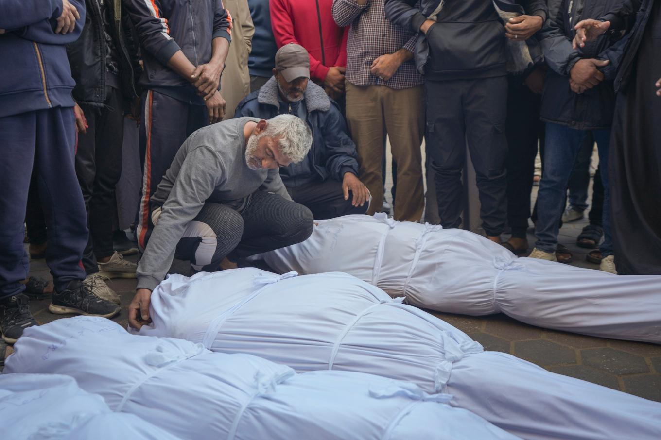 Människor samlas vid ett sjukhus i Deir al-Balah för att sörja dem som dödats i en israeliskt flyganfall på söndagen. Foto: Abdel Kareem Hana/AP/TT