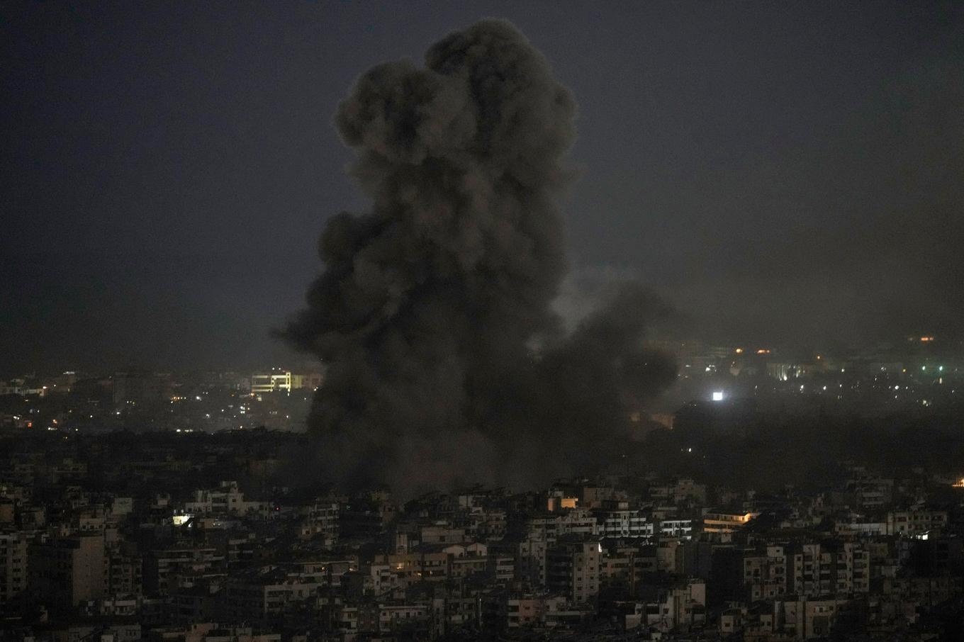 Bilden är tagen efter ett flyganfall mot Beirutförorten al-Dahiya på lördagen. Foto: Bilal Hussein/AP/TT