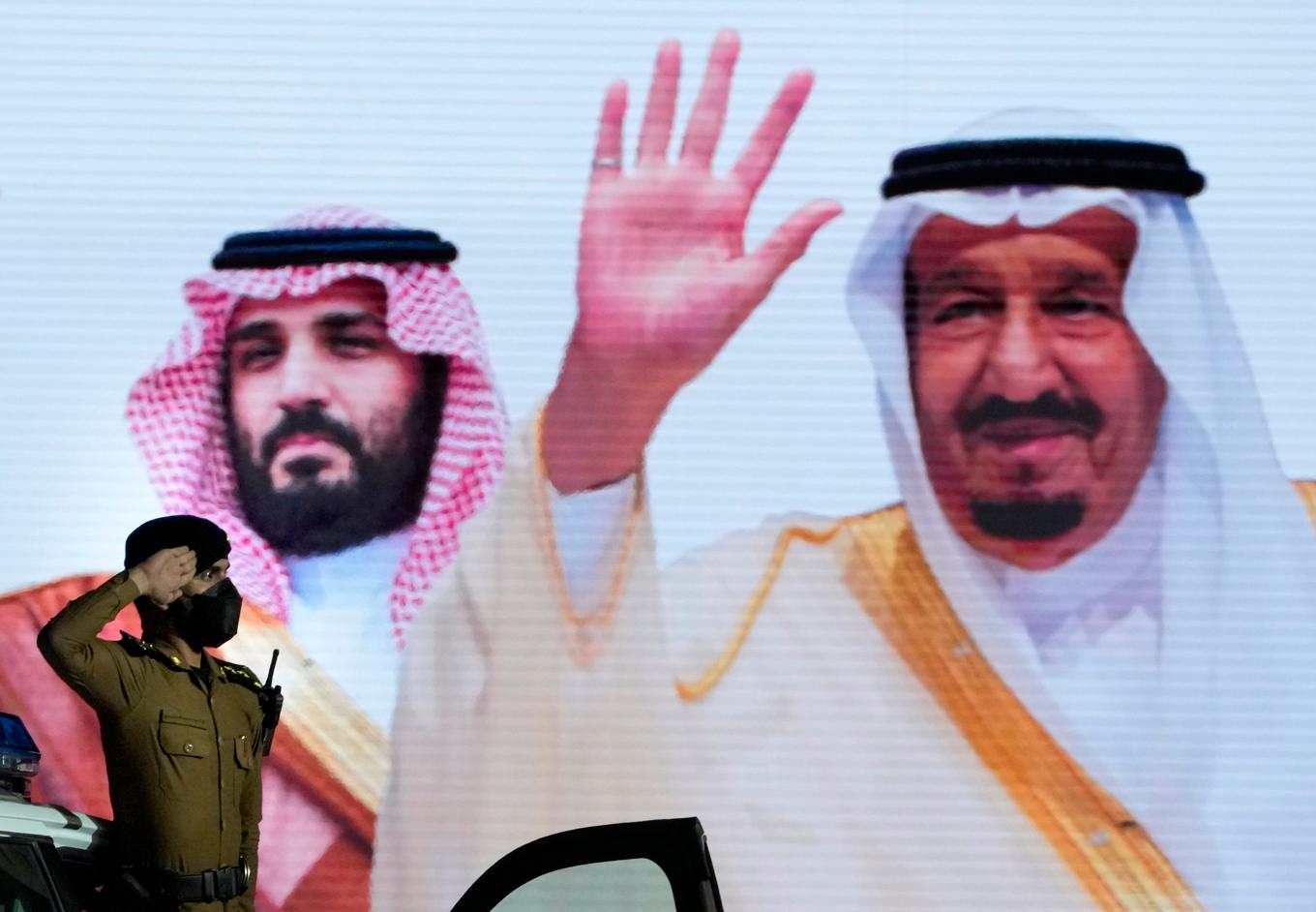 En saudisk polis framför en bild på Saudiarabiens kung Salman bin Abdulaziz al-Saud och kronprins Mohammed bin Salman. Arkivbild. Foto: Amr Nabil/AP/TT