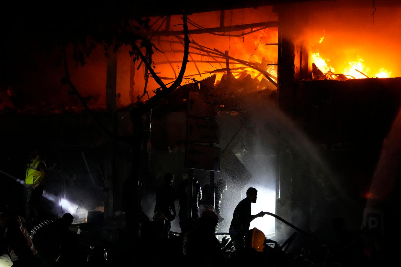 Räddningsmanskap efter en israelisk flygräd mot Libanons huvudstad Beirut på söndagen. Foto: Hassan Ammar/AP/TT