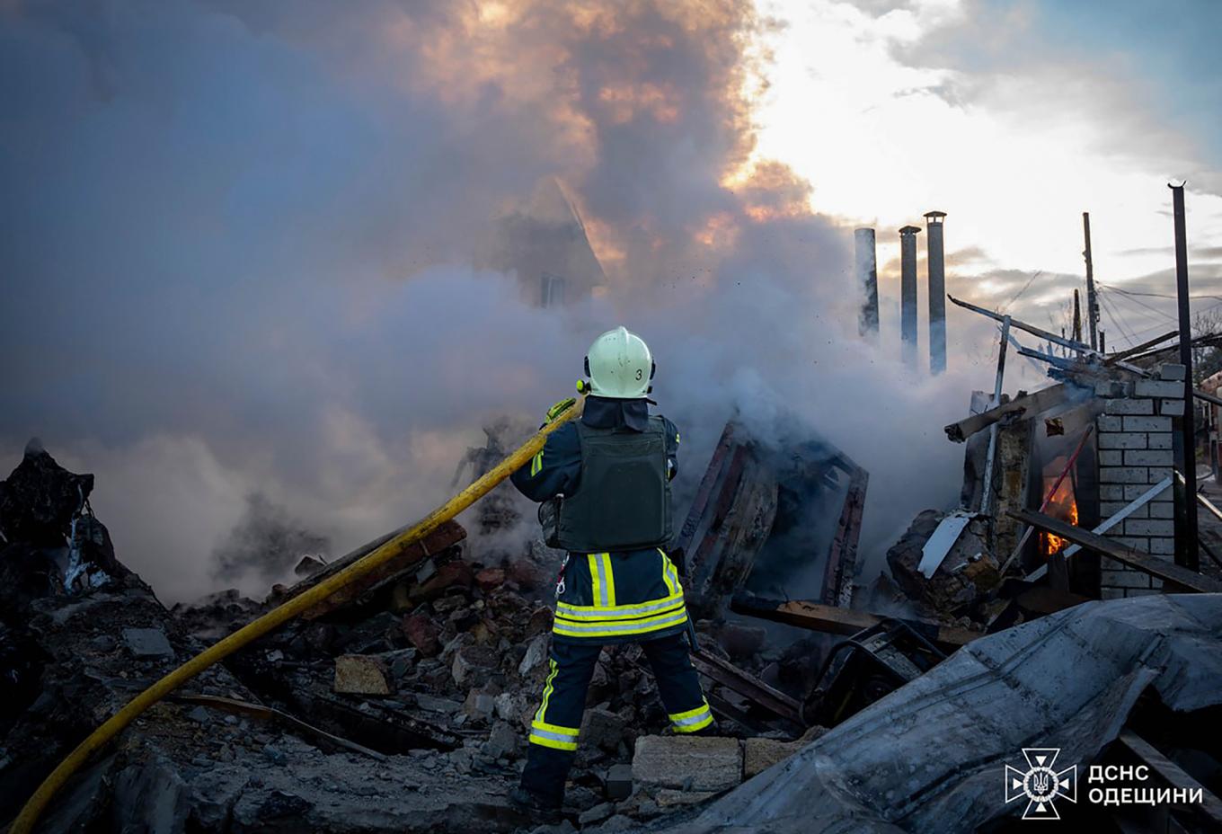 Den ukrainska räddningstjänsten försöker släcka en brand i Odessa, orsakad av ryska robotnedslag under helgen. Foto: Ukrainas räddningstjänst/AP/TT