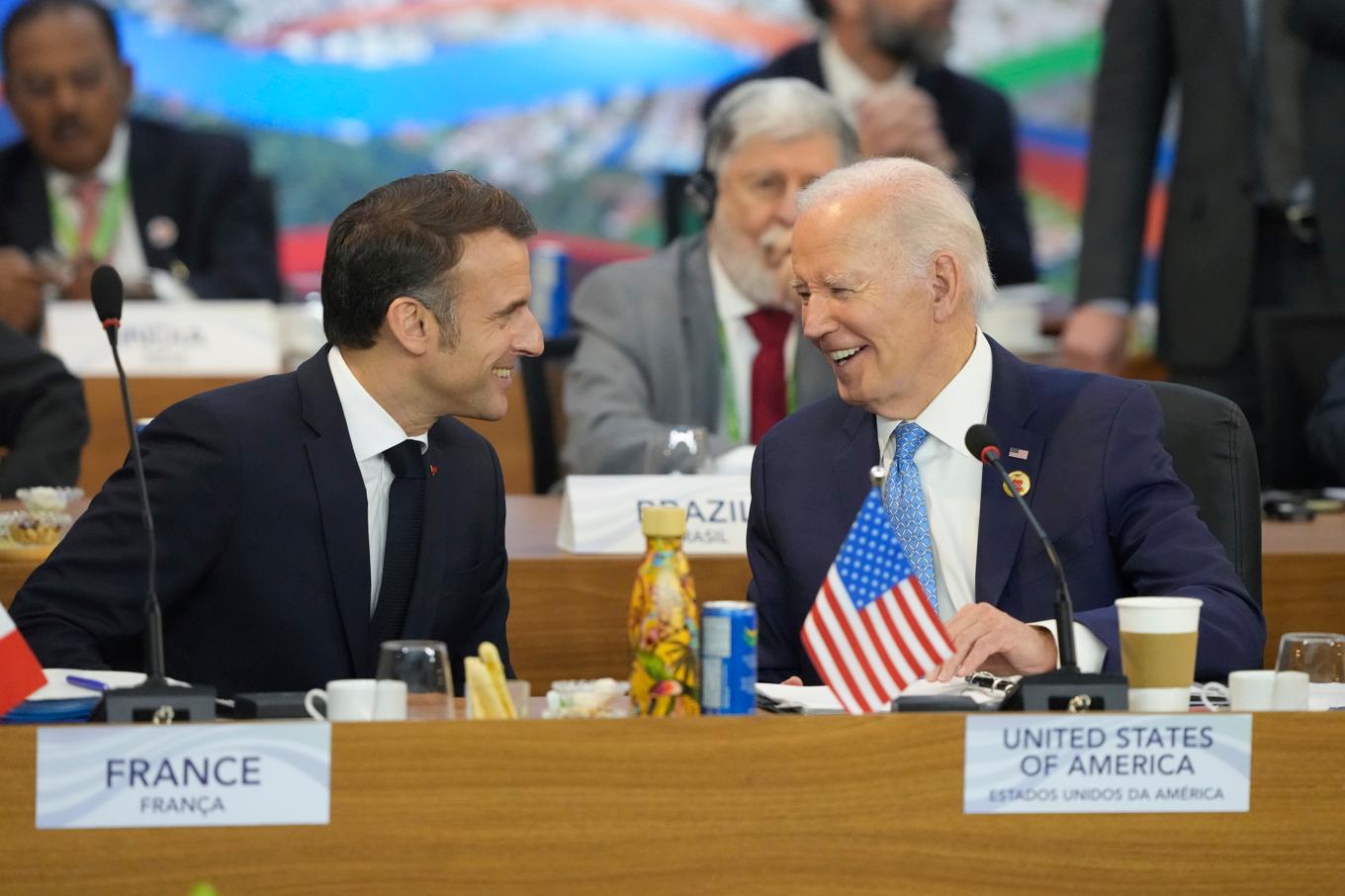 USA:s avgående president Joe Biden, t h, och Frankrikes president Emmanuel Macron på G20-mötet i Brasilien. Foto: Eraldo Peres/AP/TT