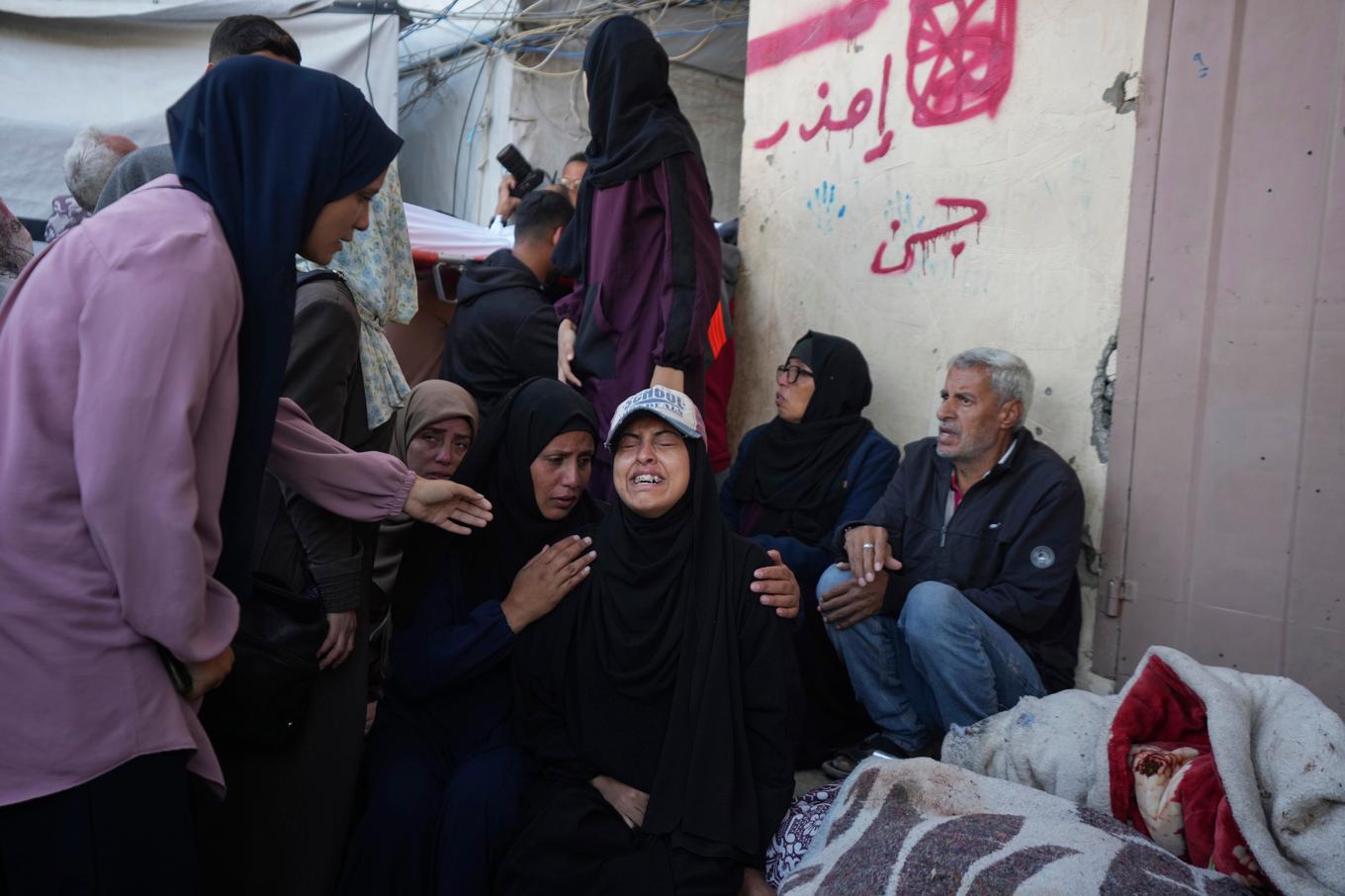 Palestinier sörjer efter en annan dödlig israelisk attack, i Bureij tidigare i november. Foto: Abd al-Karim Hana/AP/TT