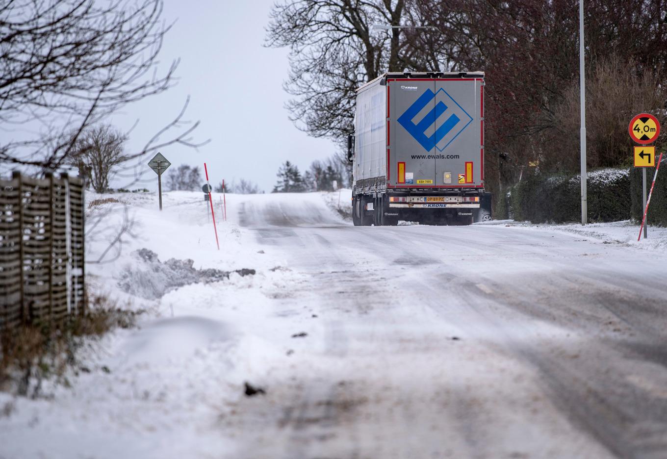 Stora delar av landet kan få trafikproblem på grund av plötslig ishalka. Gul varning gäller söndag och måndag. Arkivbild. Foto: Johan Nilsson/TT