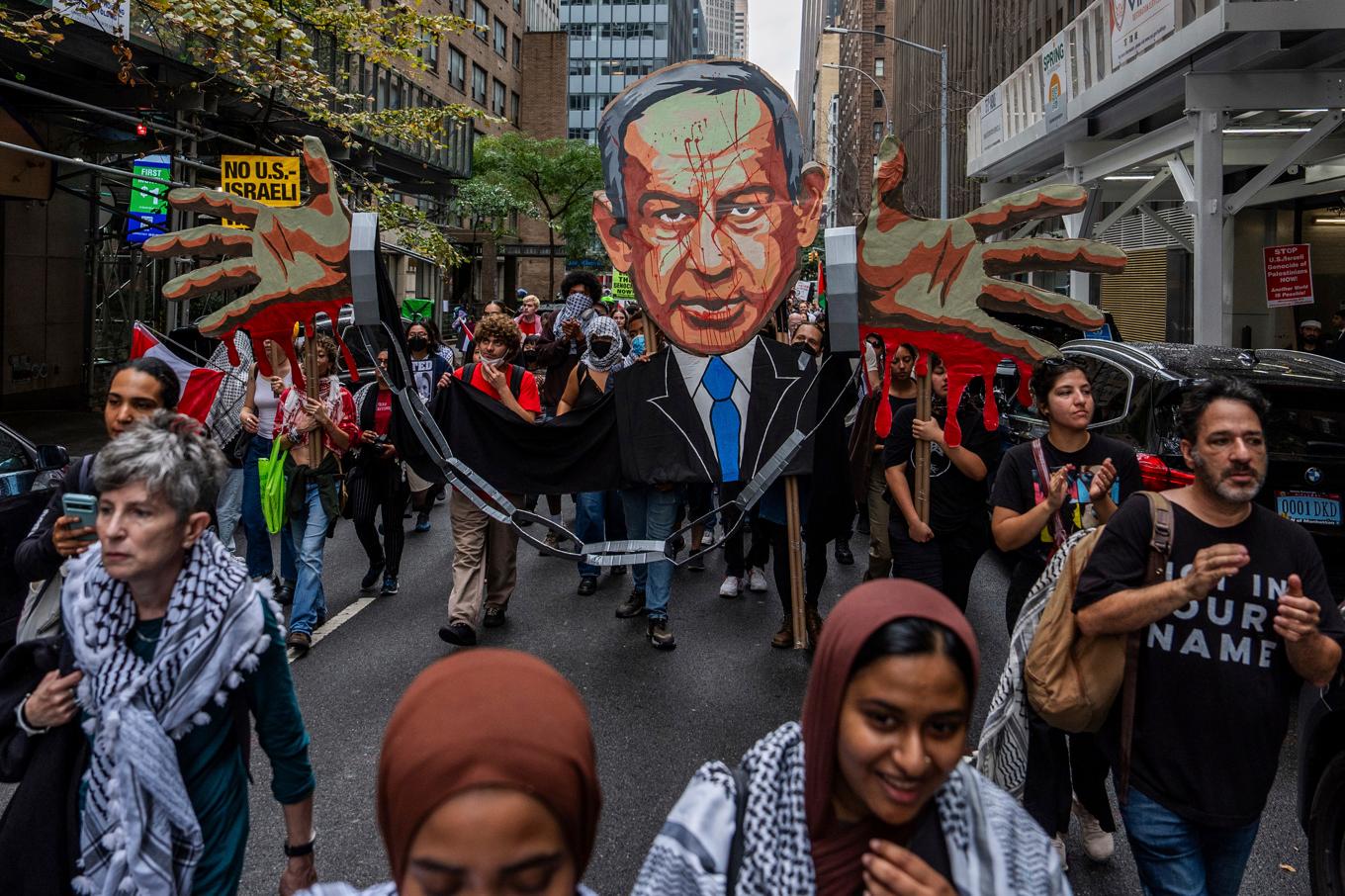 Propalestinska demonstranter med en bild på Benjamin Netanyahu i kedjor nära FN:s högkvarter i New York i september. Foto: Julia Demaree Nikhinson/AP/TT