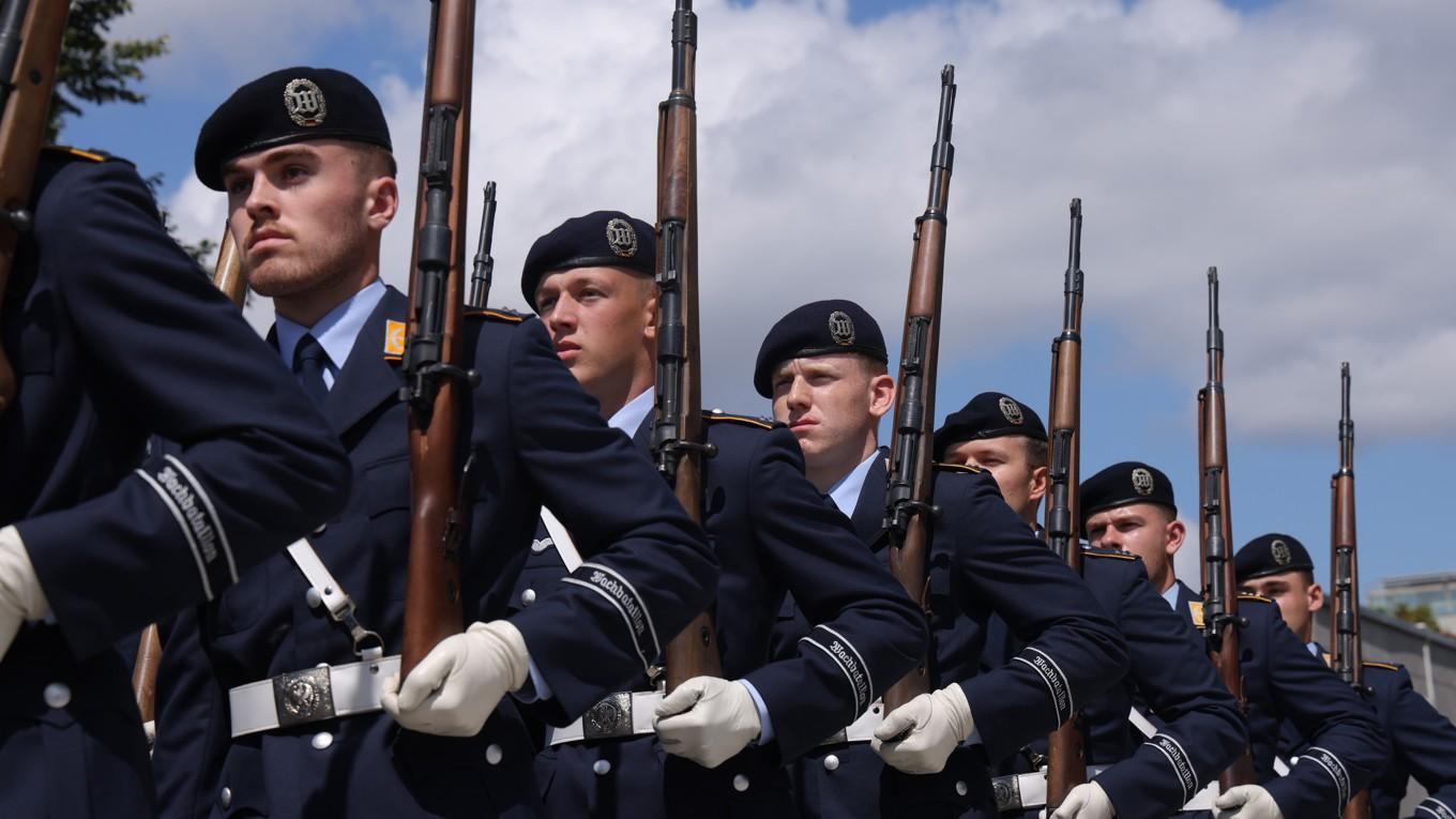 Unga soldater i tyska Bundeswehr. Tyskland vill inte återgå till allmän värnplikt utan skickar ut en enkät för att ta reda på ungdomarnas försvarsvilja. 
Foto: Sean Gallup/Getty Images