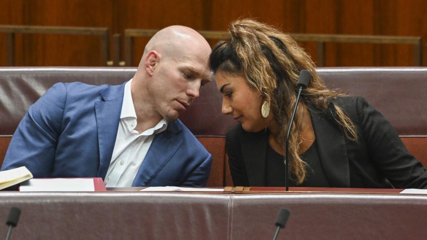 David Pocock och Lidia Thorpe är båda oberoende senatorer som förväntas rösta nej till den nya lagen mot spridning av desinformation. Foto: Martin Ollman/Getty Images