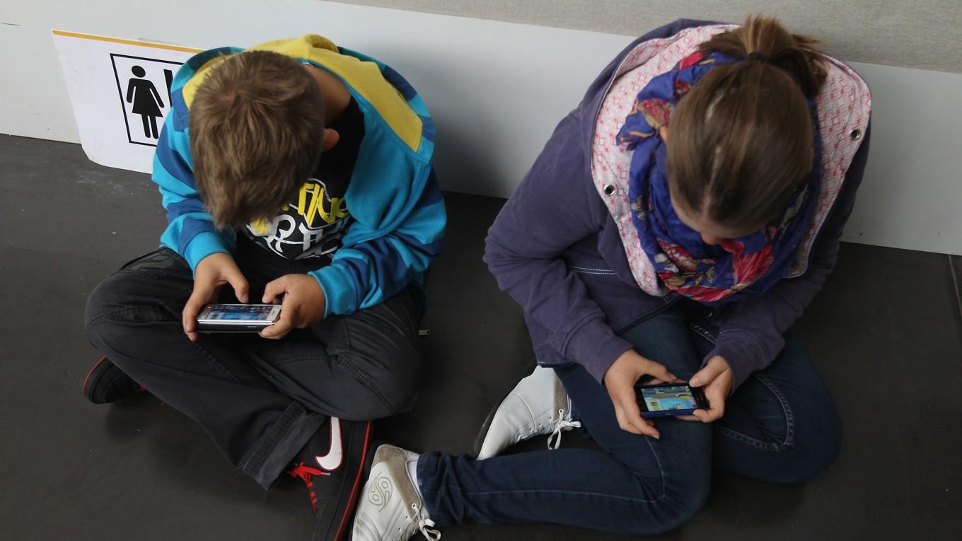 Studier har kunnat koppla barns användning av smartphones till både psykiska och fysiska problem utöver risken att bli mobbade och utnyttjade av vuxna. Foto: Sean Gallup/Getty Images